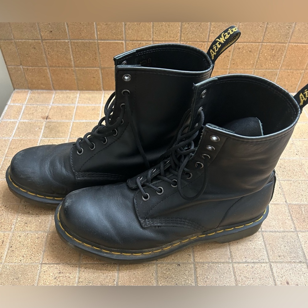 DR. MARTENS SMOOTH LEATHER LACE UP BOOTS. Gently worn still in great condition.